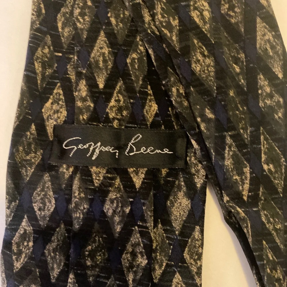 GEOFFREY BEENE Navy Mens 100% Silk Necktie Neck Tie $45 EUC
